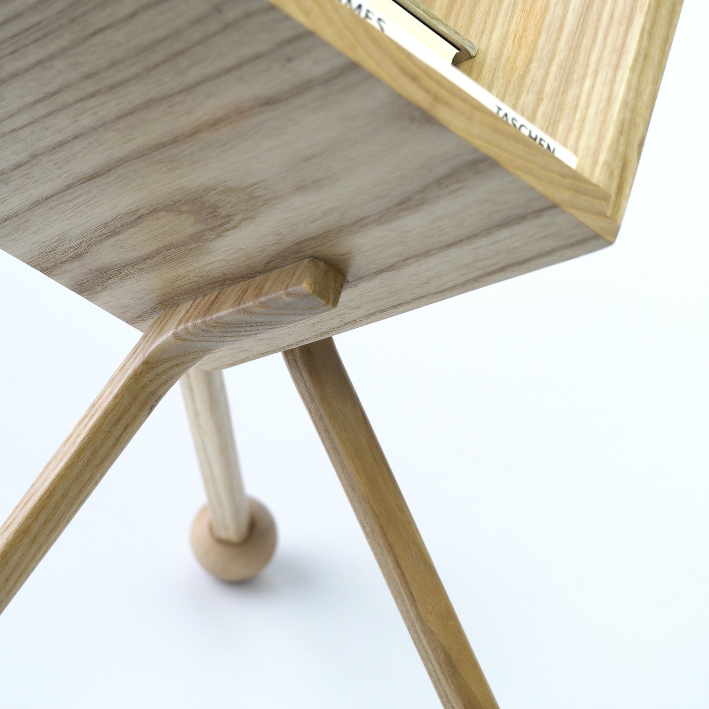 Tripod Shelf (walnut-ash)